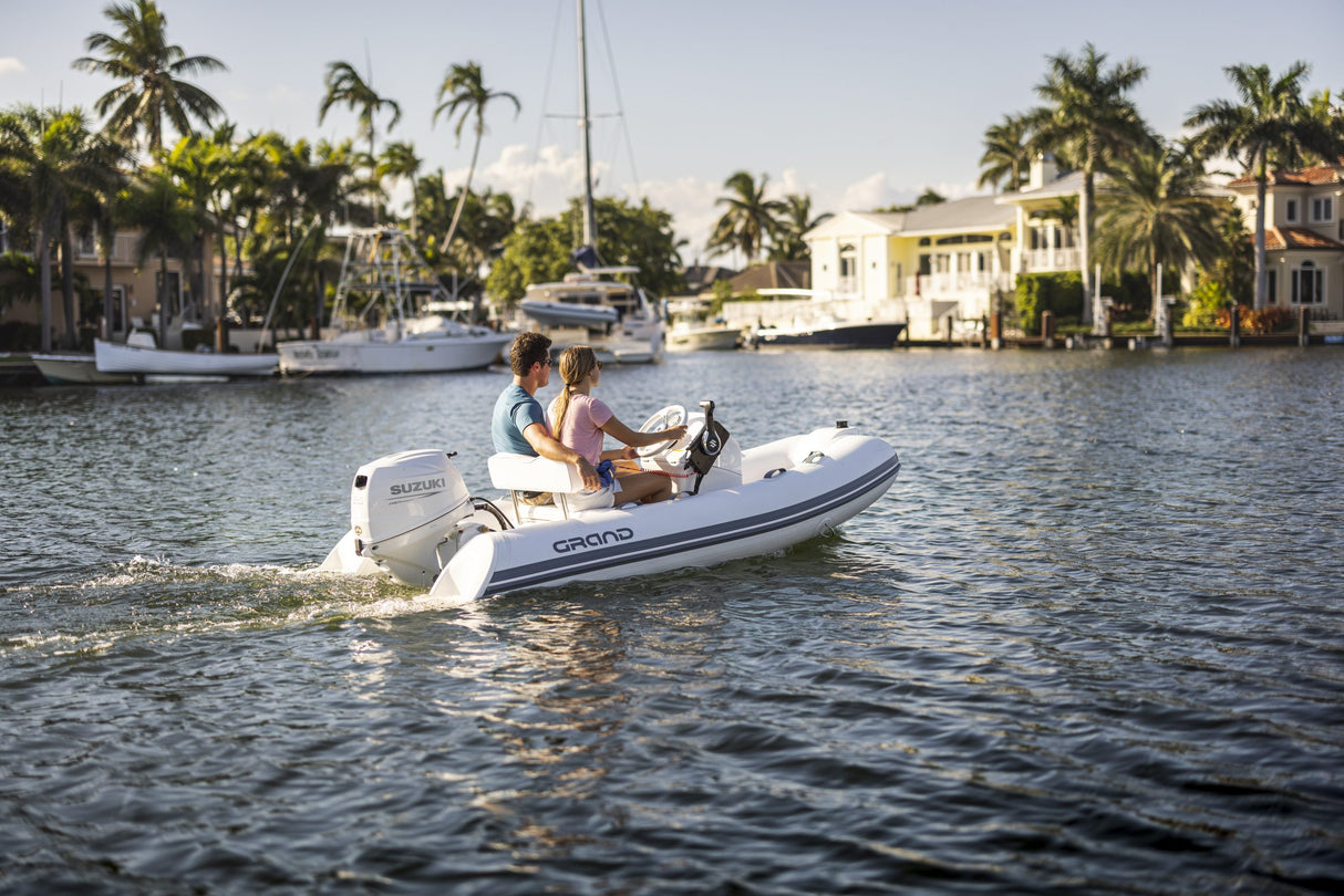Suzuki Portable DF25 Outboard - Lifestyle