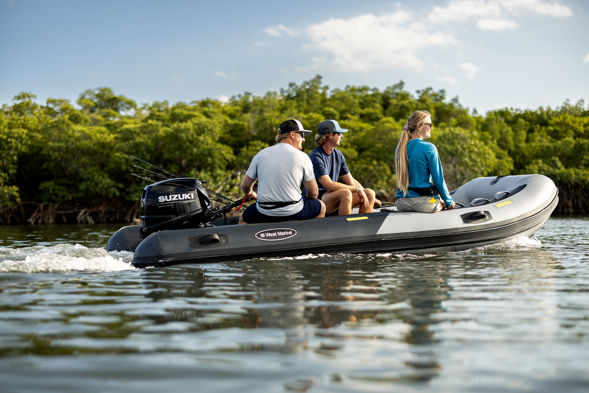 Suzuki_DF25_Portable_Outboard_Black_lifestyle