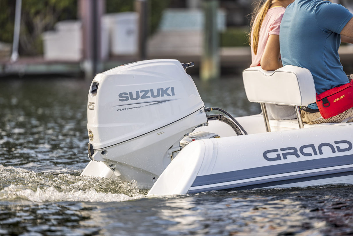 Suzuki Portable DF25 Outboard - Lifestyle