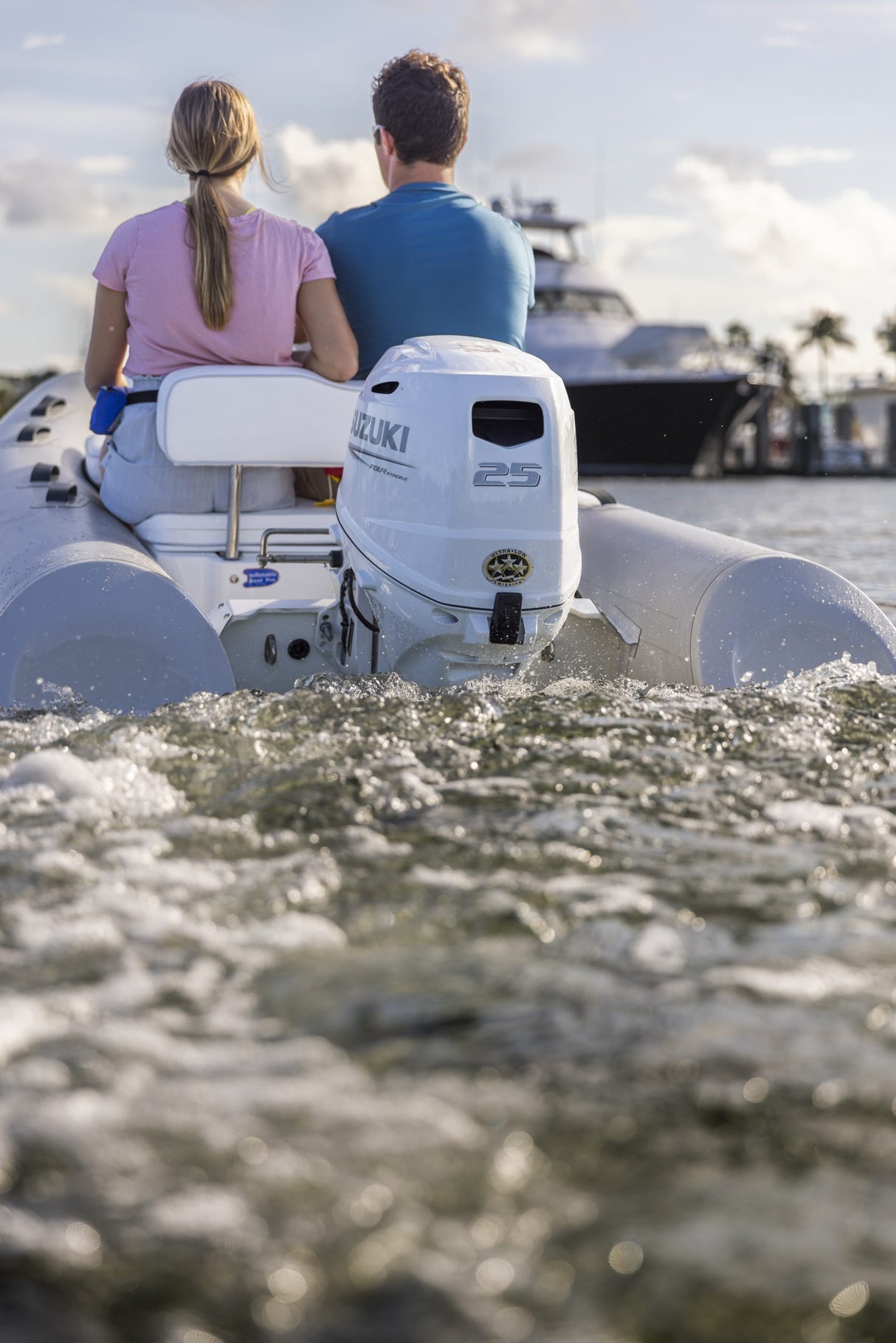 Suzuki Portable DF25 Outboard - Lifestyle