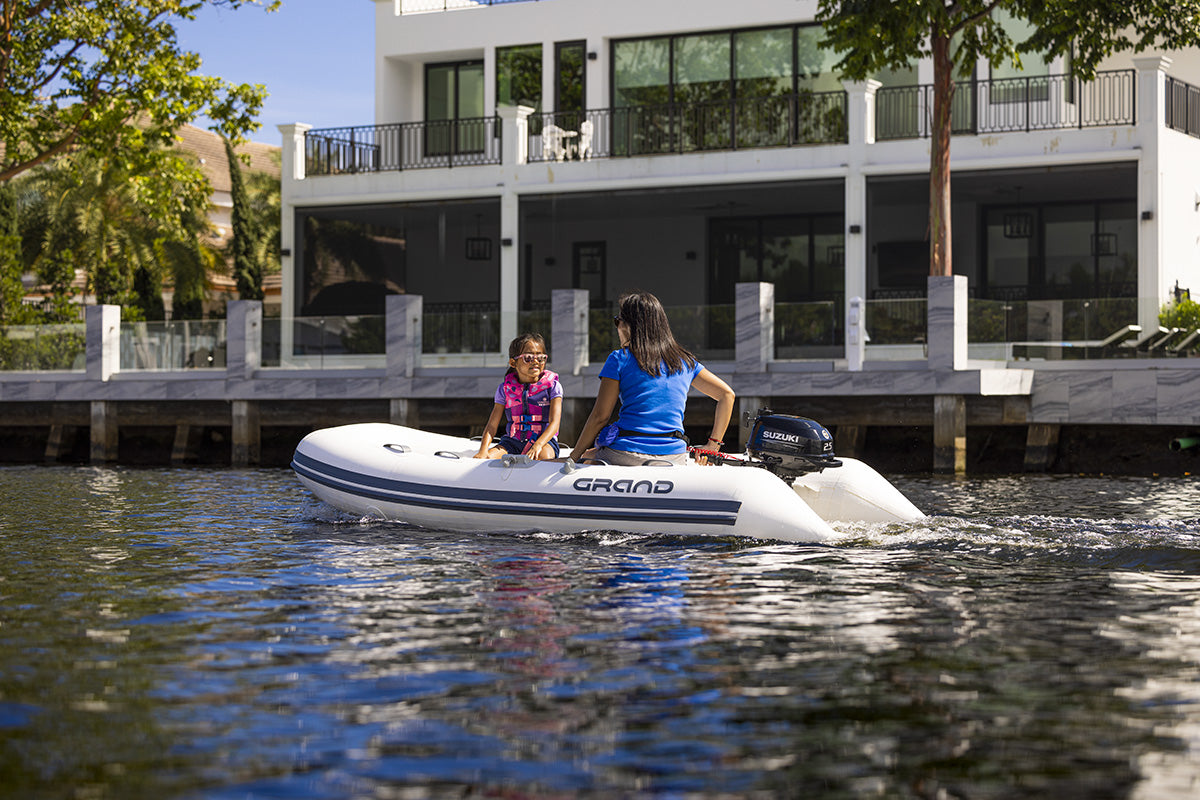 Suzuki DF2.5 Portable Outboard Lifestyle3