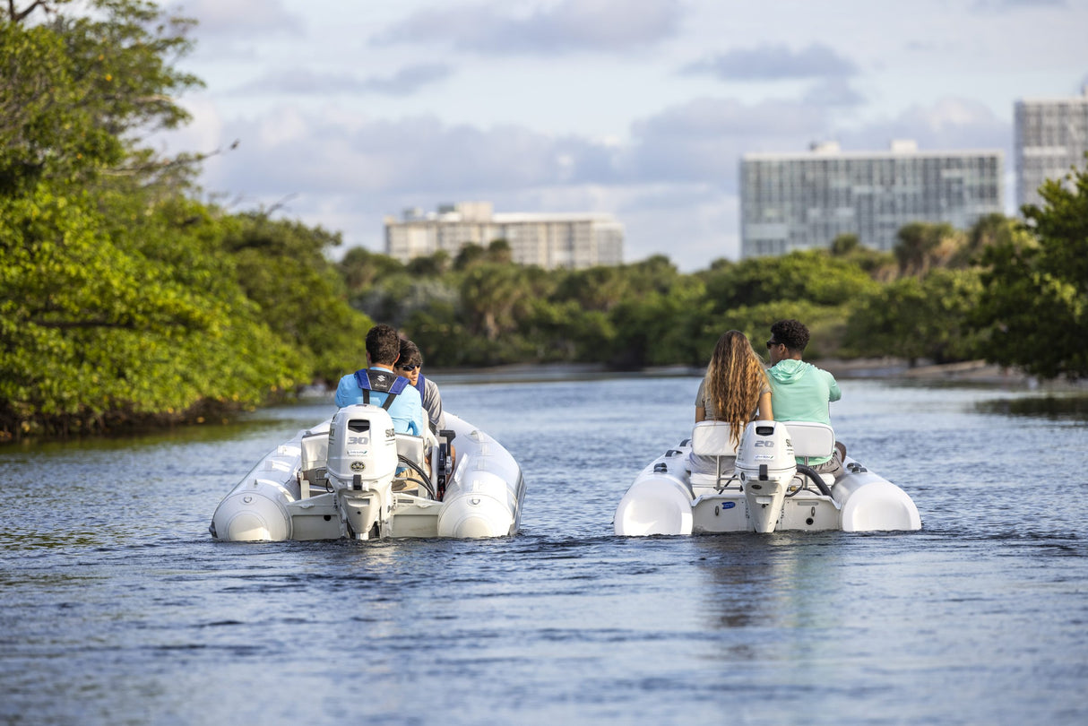 Suzuki_Portable_DF20_Outboard_White_Lifestyle4